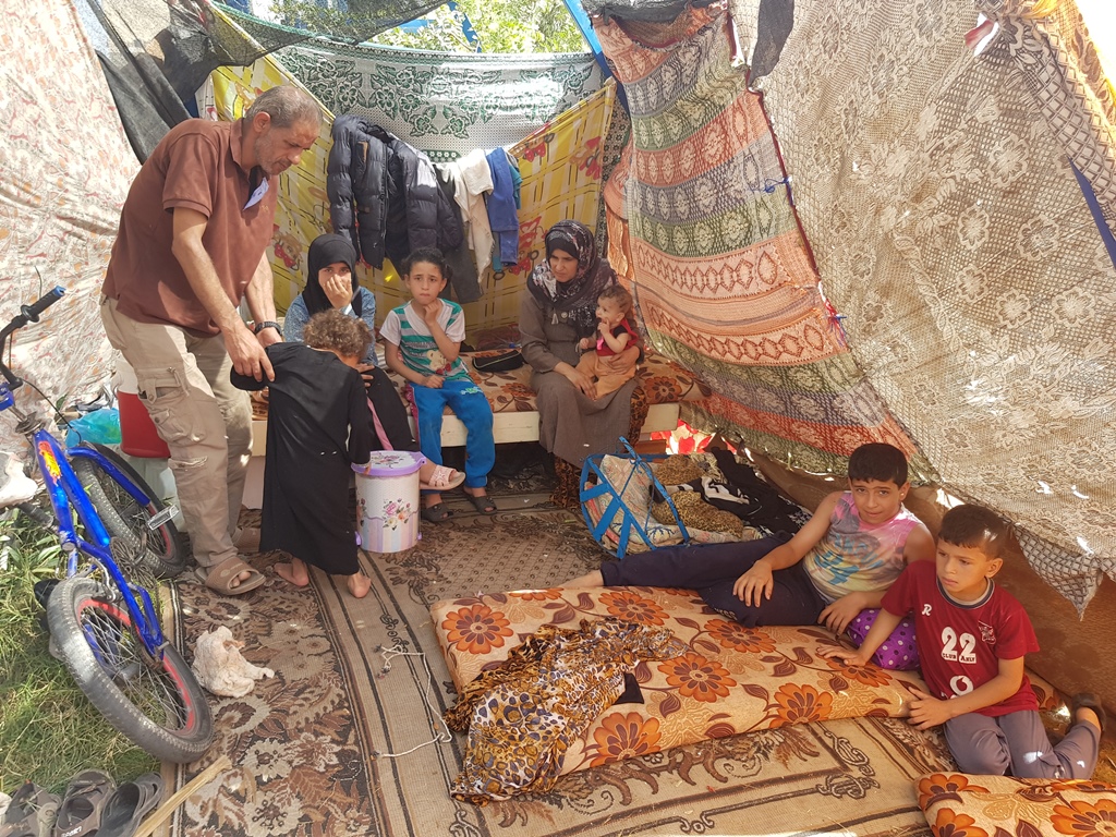 عائلة الكتناني لجأت لخيمة في اكثر المناطق ازحاما في قطاع غزة