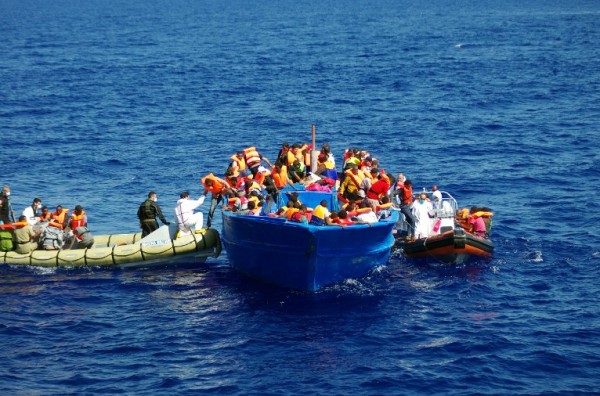 قوارب الهجرة عبر البحار