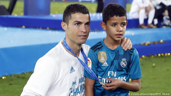 رونالدو وابنه في الملعب