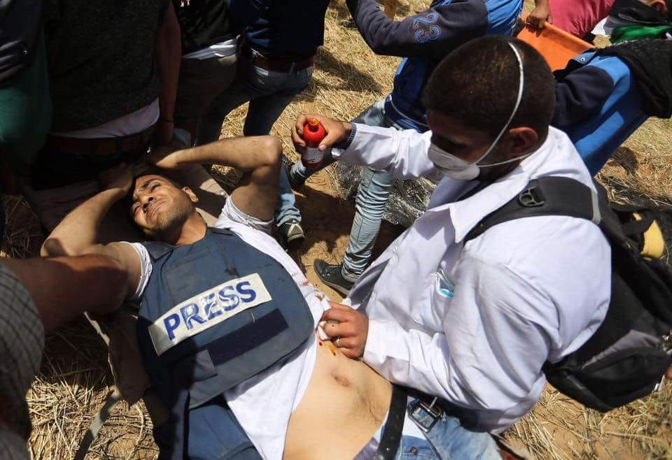 لحظة اصابة الشهيد الصحفي ياسر مرتجى