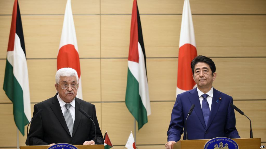 رئيس الوزراء الياباني شينزو آبي والرئيس محمود عباس